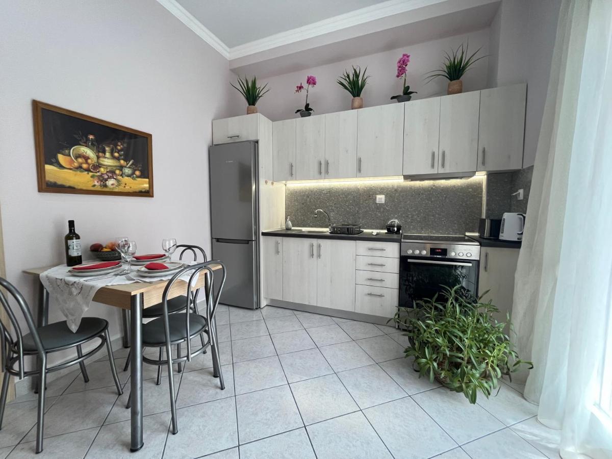 Port Apartment *